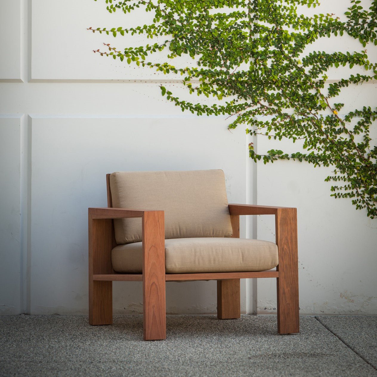 How to Create a Summer Backyard Lounge Around Your Fire Table